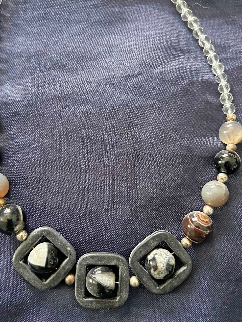 NECKLACE AGATE GEMSTONE GREY SQUARE DONUTS WITH GREY/WHITE STONE BEADS & WHITE/